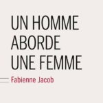 Un homme aborde une femme