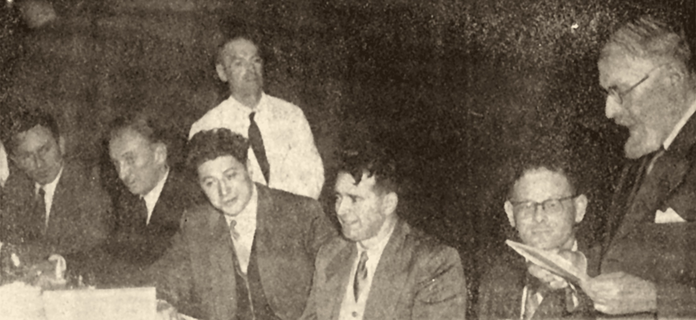 Metz, Hôtel Métropole, 6 novembre 1954 : les personnalités et le lauréat, Georges Coanet (troisième en partant de la gauche), pendant le discours de M. Georges Sadler (Le Républicain lorrain, 7 novembre 1954).