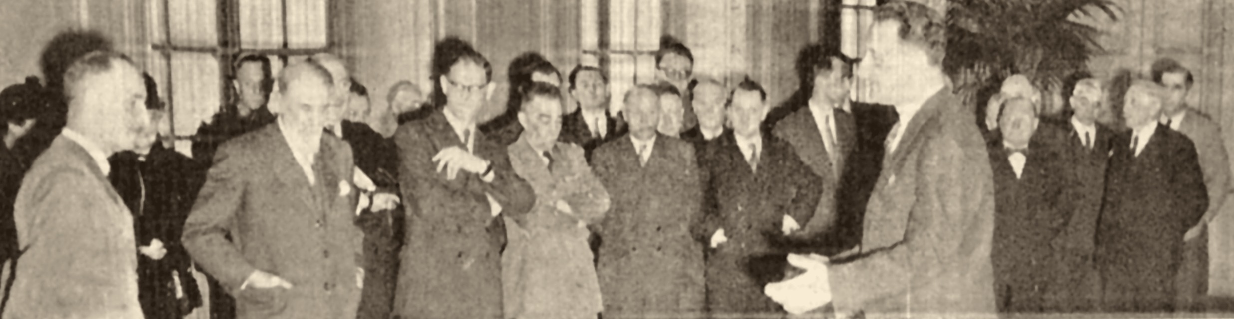 Metz, Hôtel de Ville, 21 mars 1954 : les personnalités pendant le discours de bienvenue de M. Mondon (Lundi-Matin, 22 mars 1954).